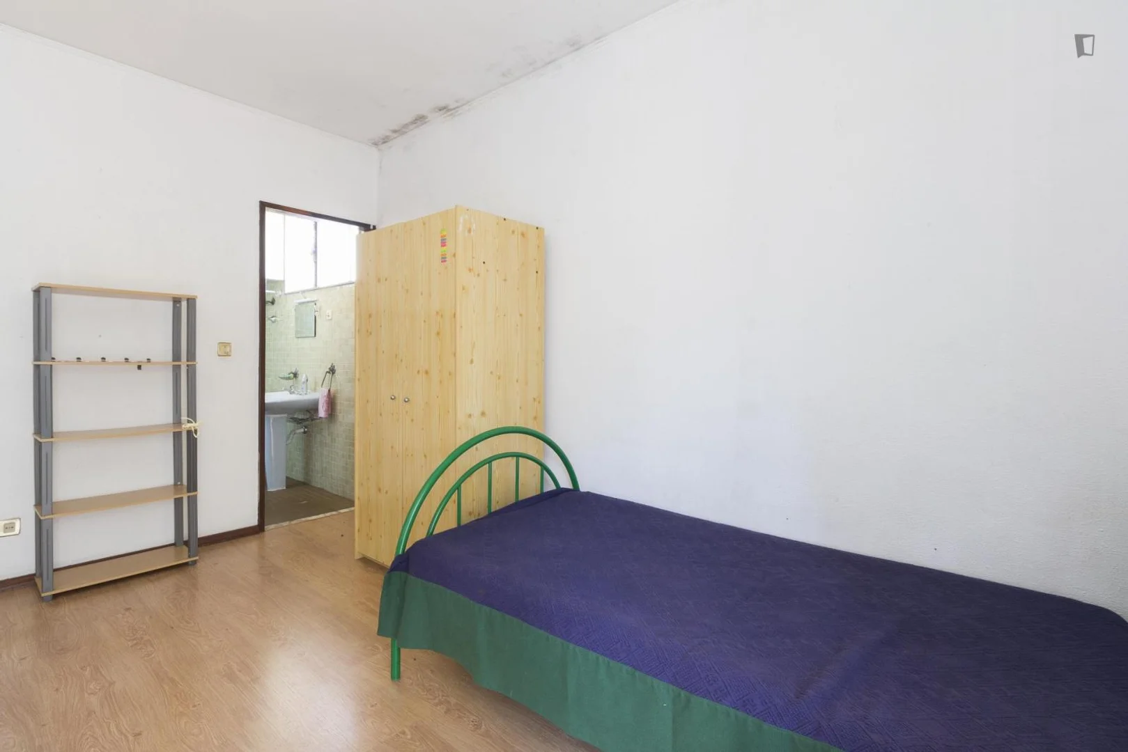 Quarto de estudante económico perto do campus em 