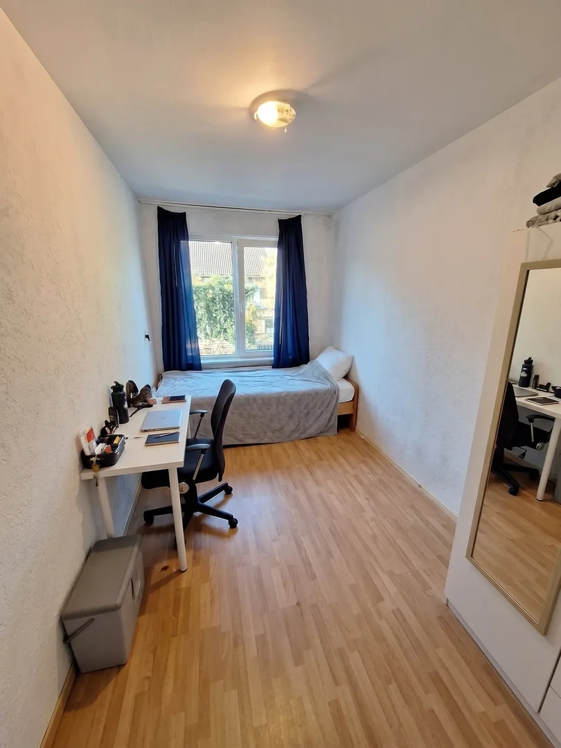 Functional student room perfect for studying in