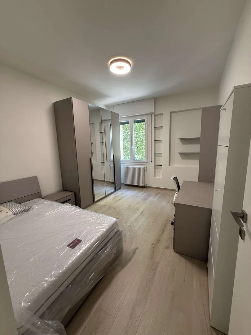 Habitación estudiantil amplia y cómoda en