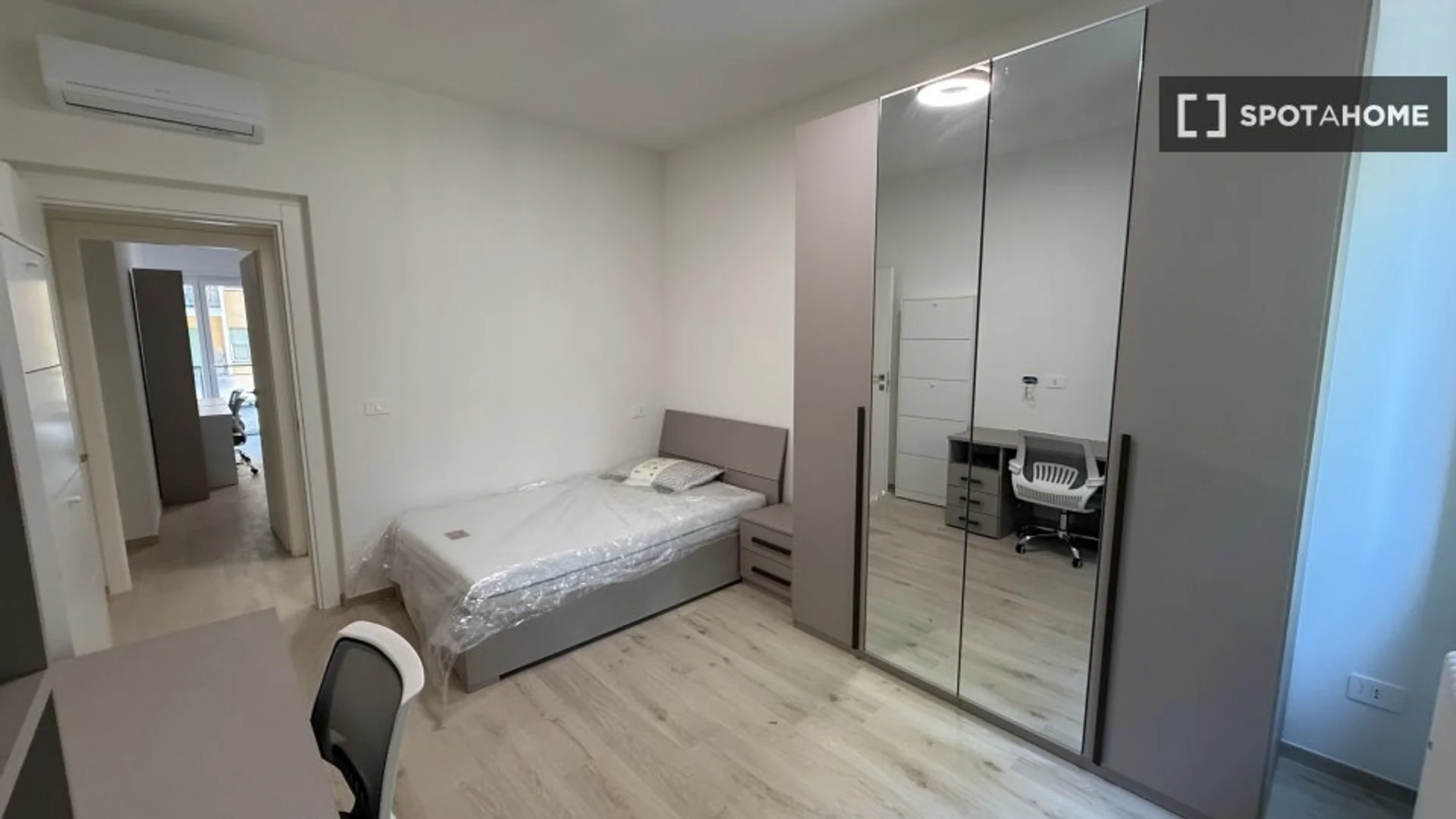 Habitación estudiantil funcional perfecta para estudiar en