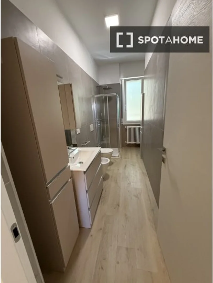 Habitación estudiantil funcional perfecta para estudiar en