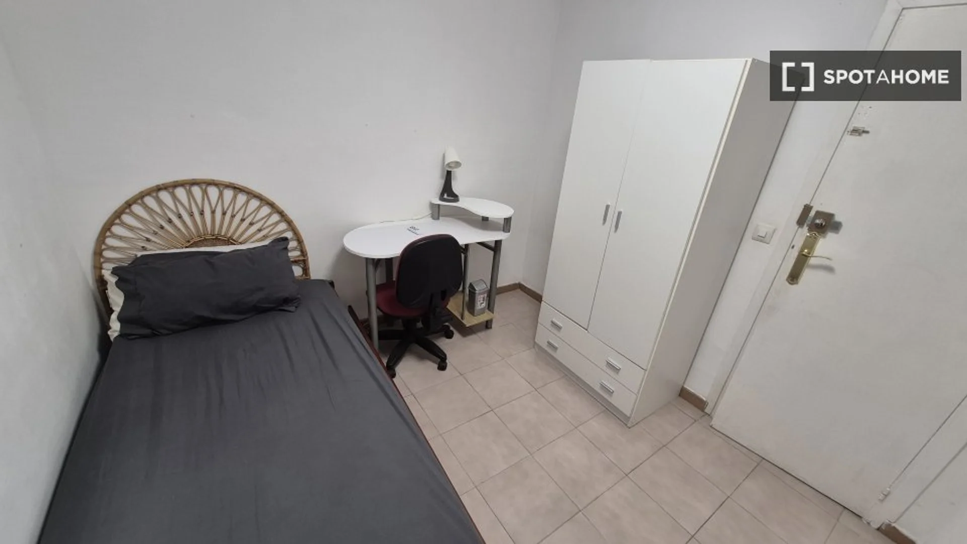 Camera per studenti in con area studio e servizi in comune