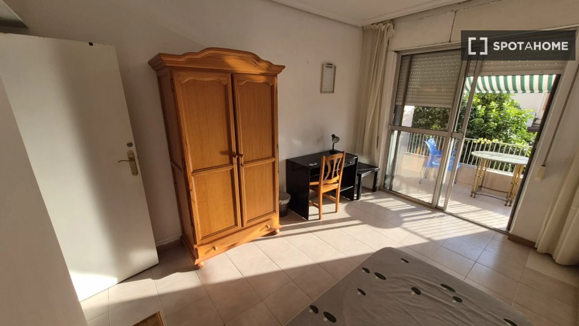 Camera per studenti in con area studio e servizi in comune