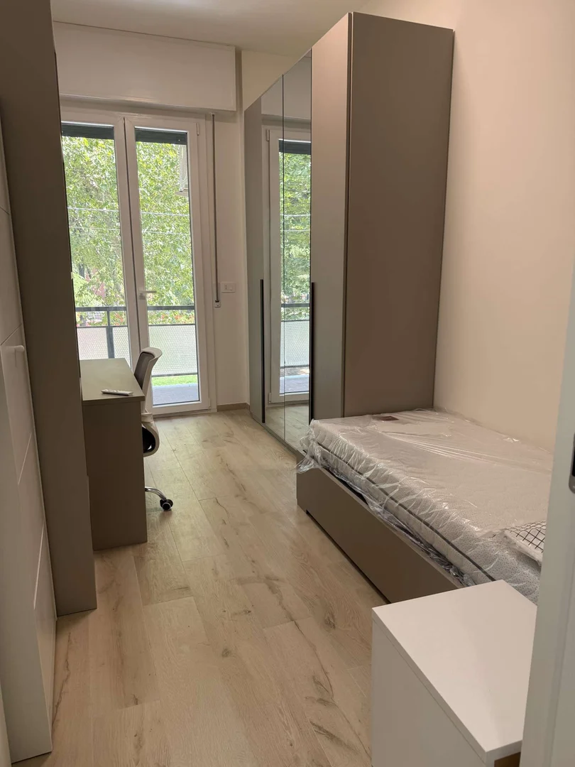 Habitación para estudiantes en con área de estudio y facilidades compartidas