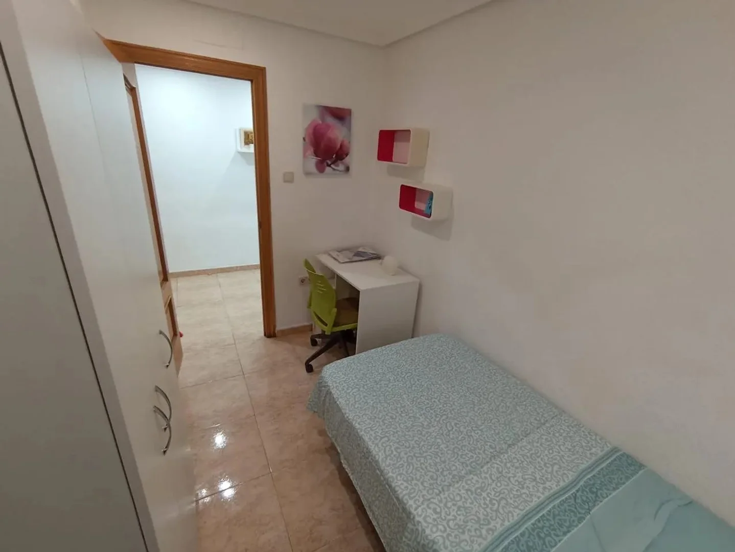 'de öğrenci dairesinde, tamamen mobilyalı kiralık oda