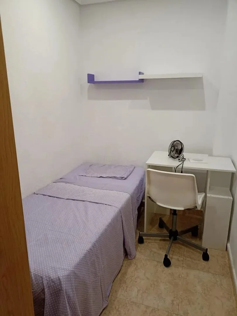 'de öğrenci dairesinde, tamamen mobilyalı kiralık oda