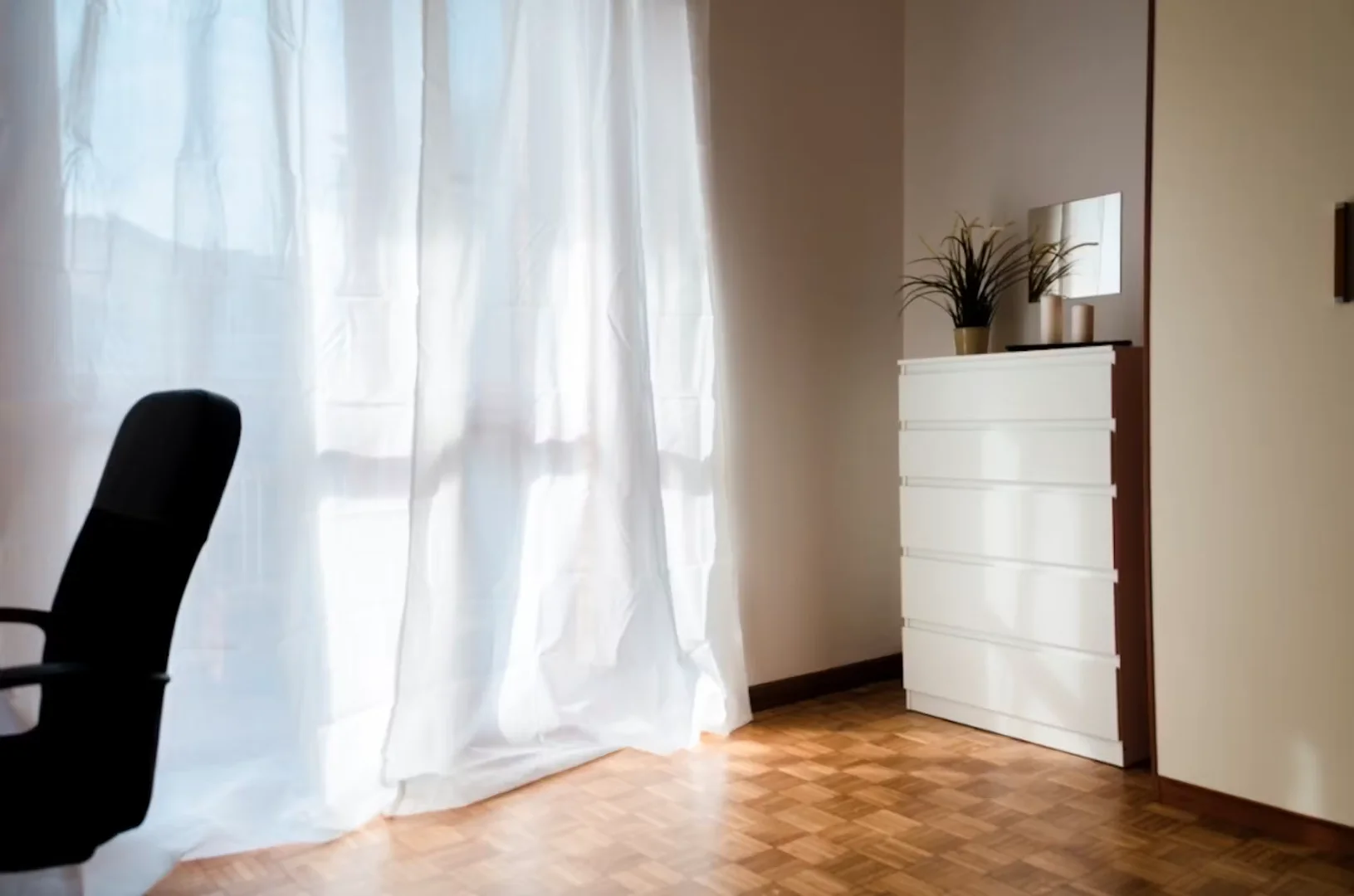 Studentenzimmer in mit Arbeitsbereich und Gemeinschaftseinrichtungen