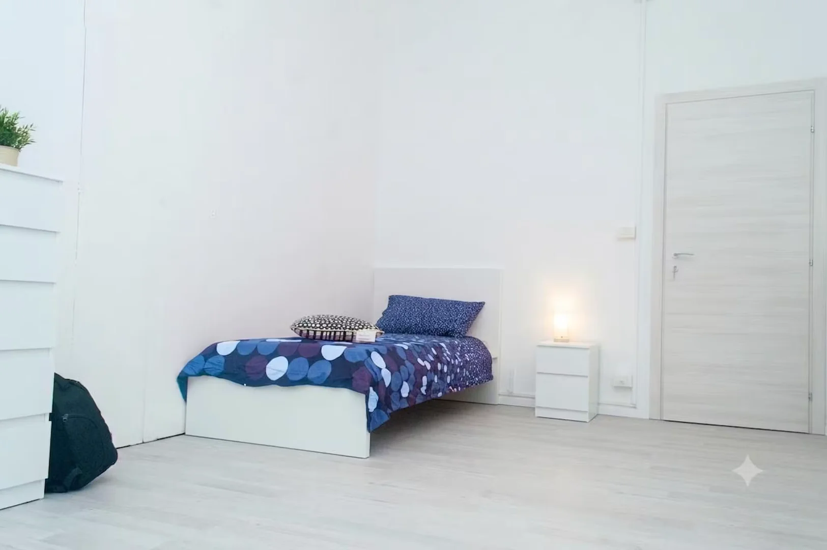 Bezahlbares Zimmer für Studenten mit ausreichender Beleuchtung in