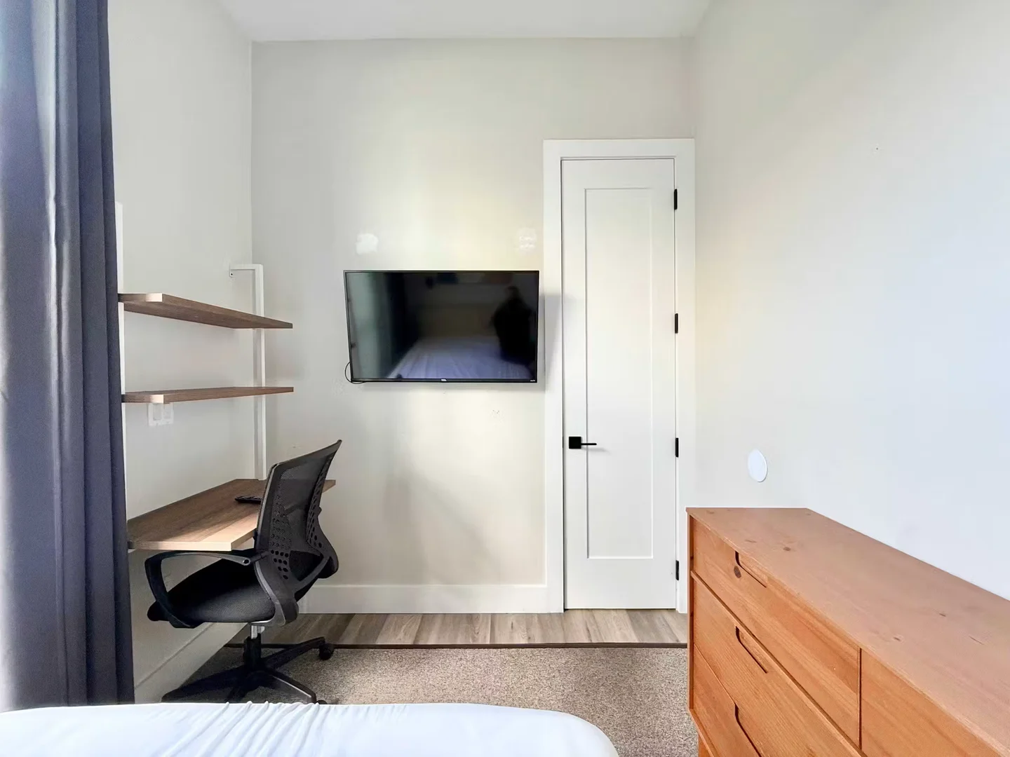 Studentenzimmer in mit Arbeitsbereich und Gemeinschaftseinrichtungen