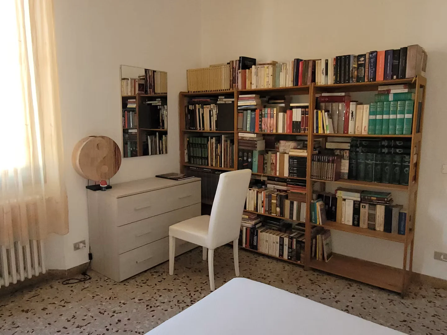 Chambre confortable pour étudiants disponible dans 