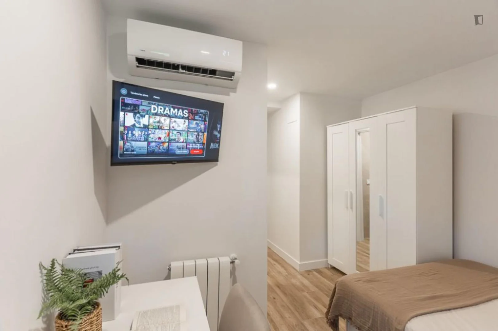 Stanza per studenti luminosa e ariosa con facile accesso all'università a