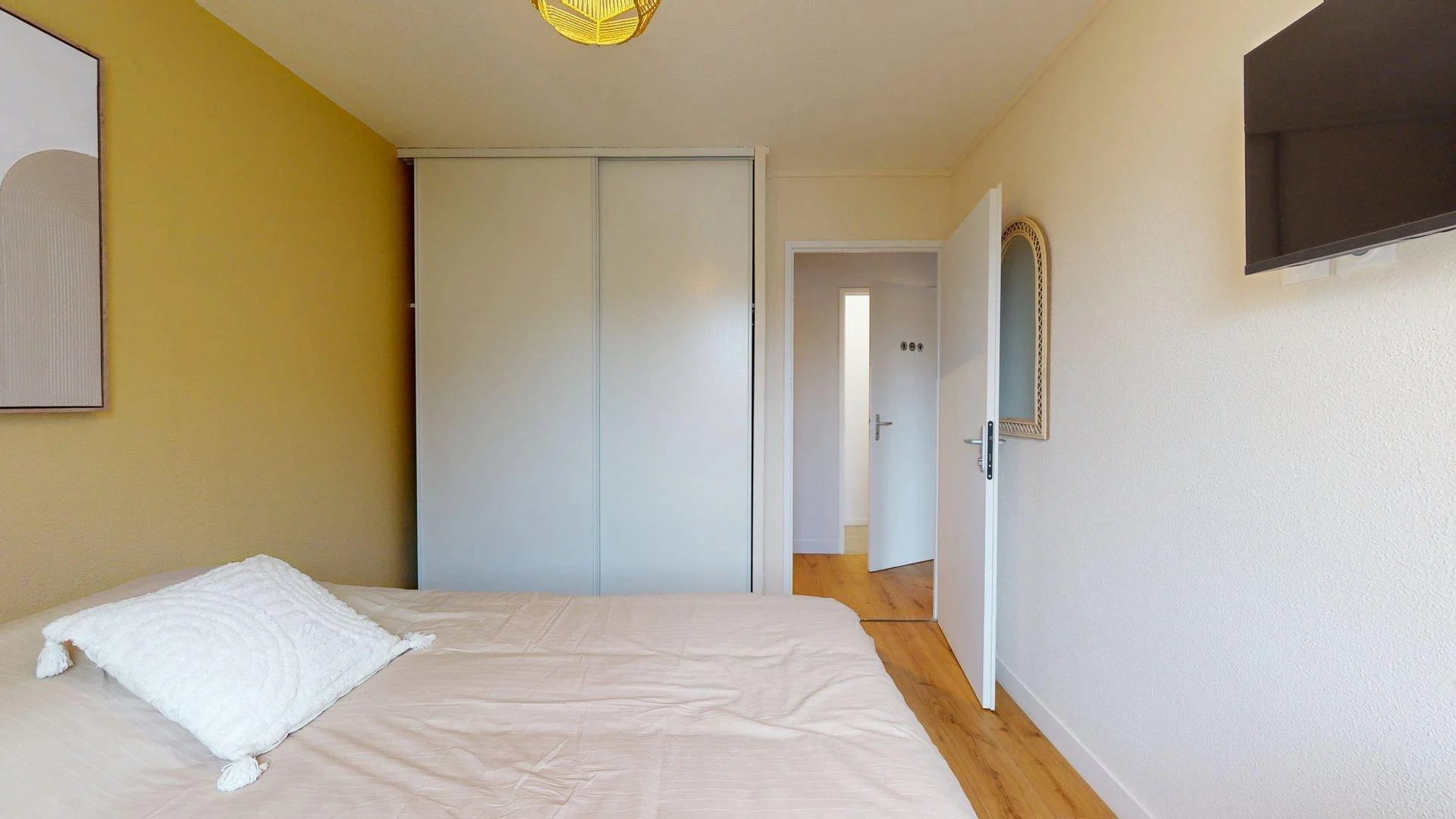 Budget-friendly student room close to campus in