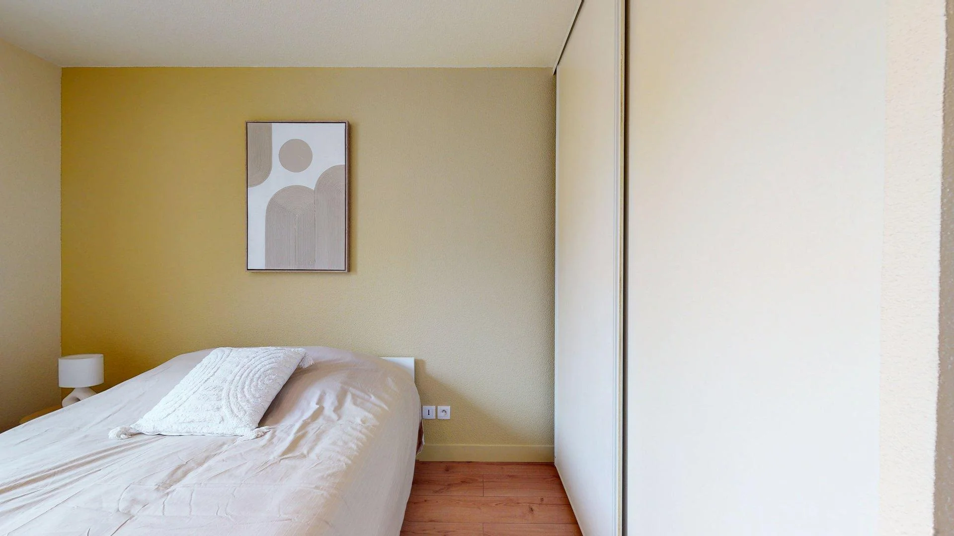 Student-friendly room in with modern amenities