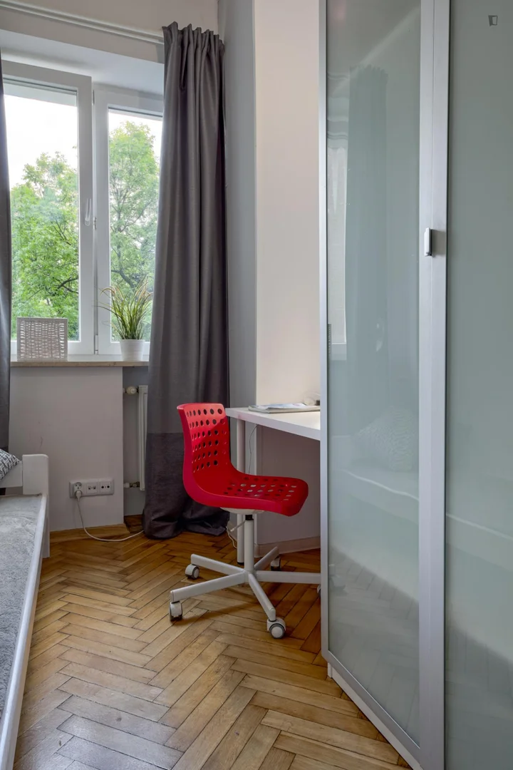 'de öğrenci dairesinde, tamamen mobilyalı kiralık oda