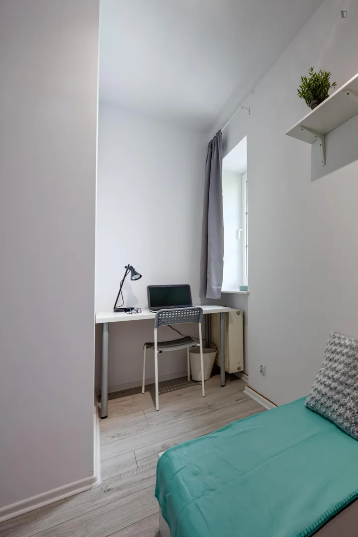 Quarto de estudante luminoso e arejado com acesso fácil à universidade em 