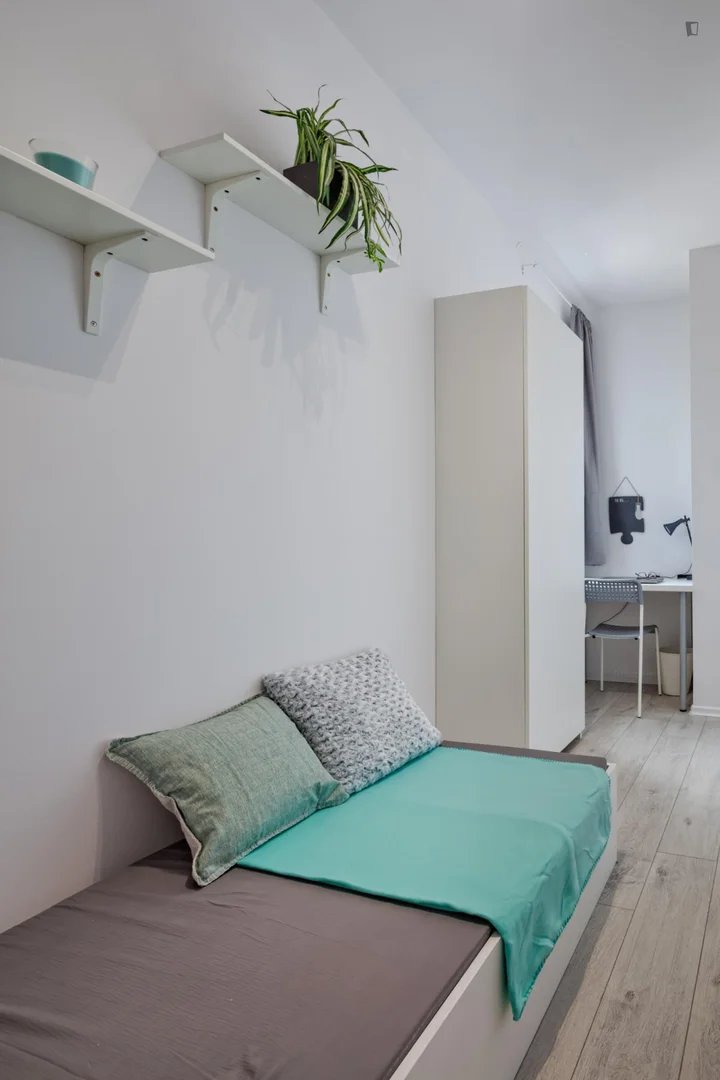 Quarto para alugar em apartamento de estudantes em , totalmente mobilado