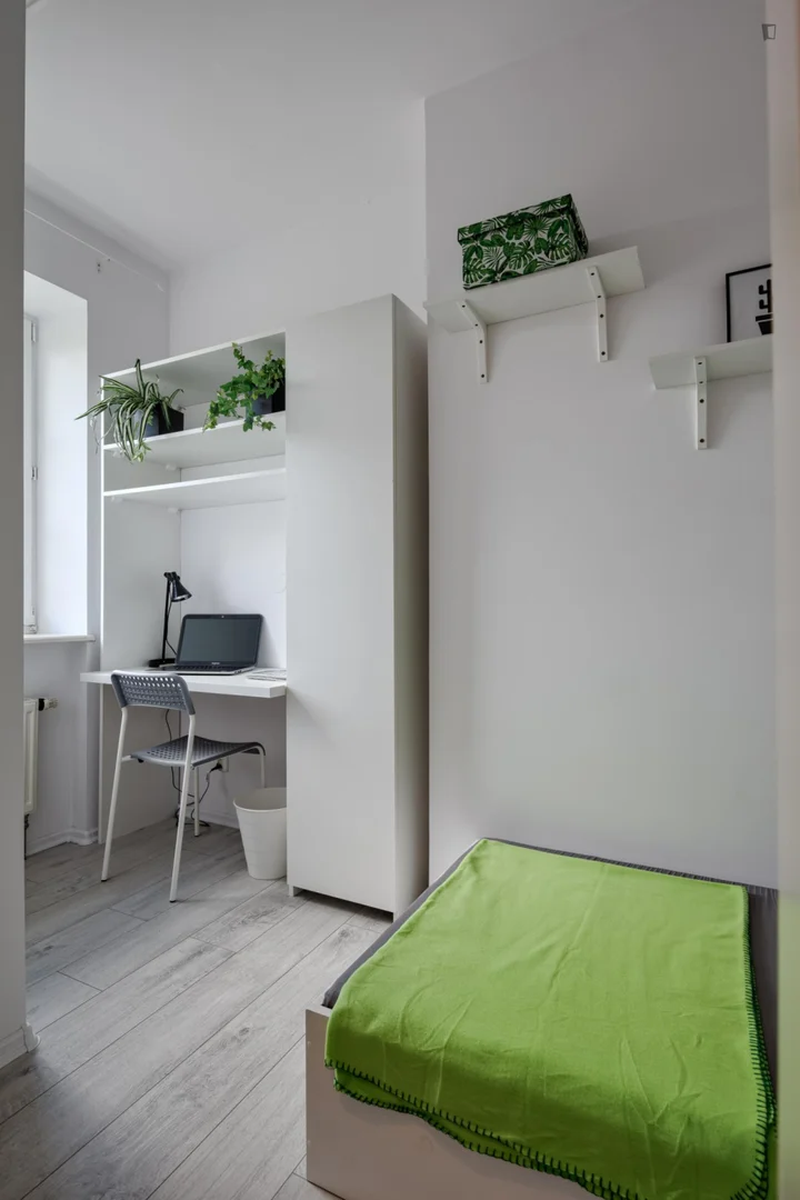 Quarto de estudante luminoso e arejado com acesso fácil à universidade em 