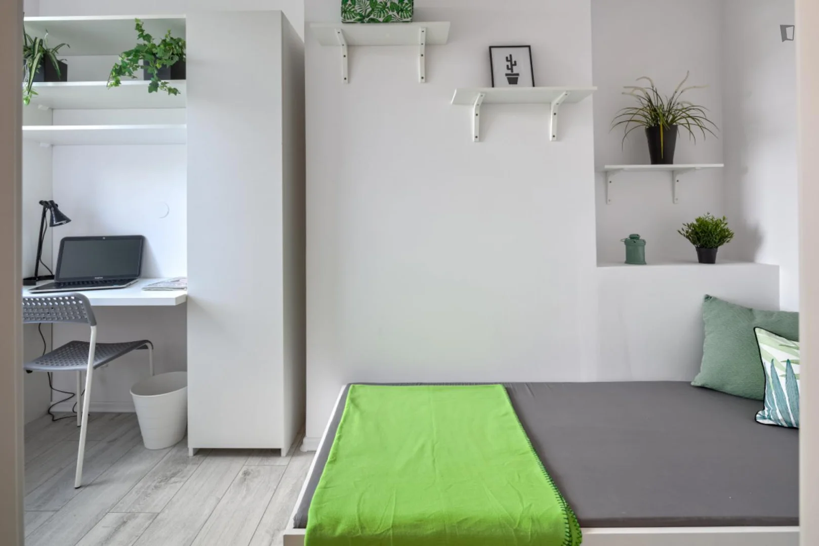 Quarto de estudante económico com localização conveniente em 