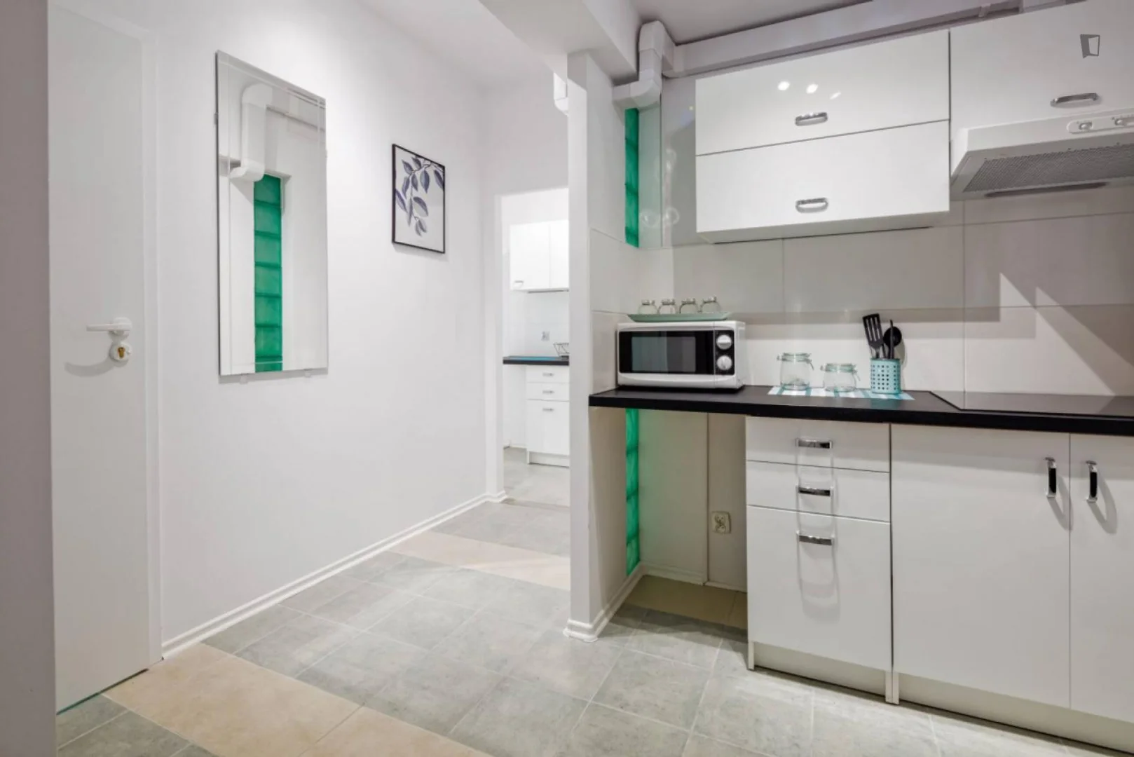 Quarto acessível para estudantes com iluminação ampla em 