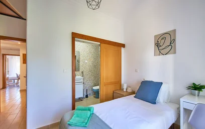 Habitación en alquiler con cama doble {area}