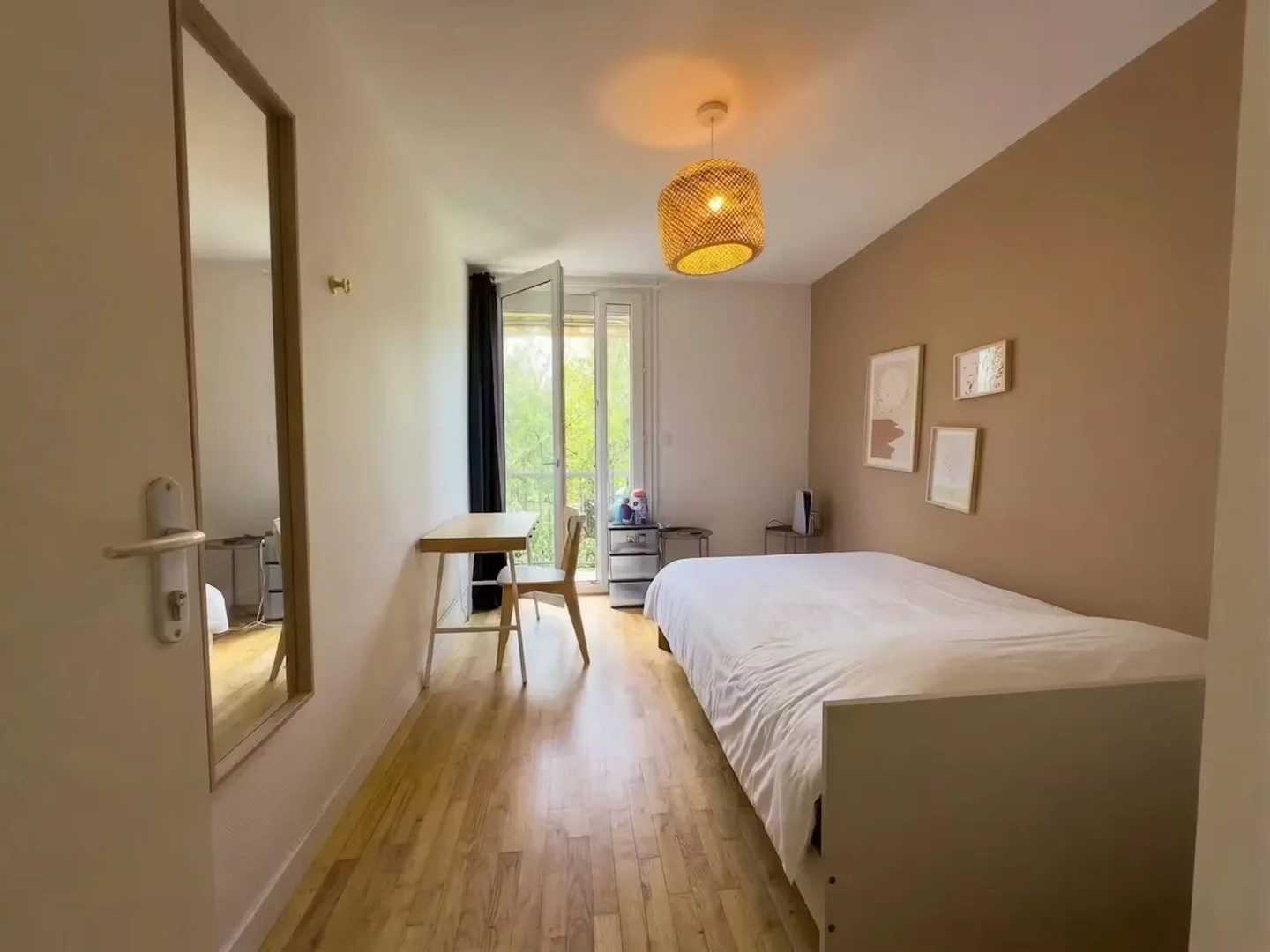 Chambre d'étudiant économique avec emplacement pratique dans