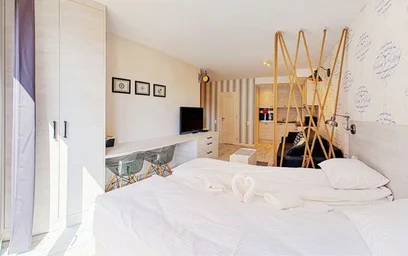 Apartamento moderno e brilhante em {area}