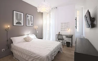 Bright private room in {area}