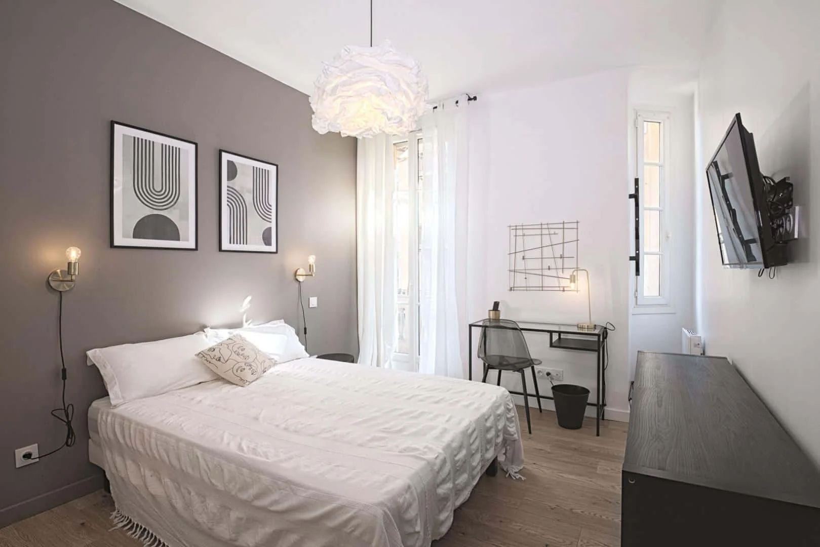 Affordable room for students with ample lighting in 