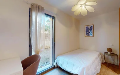 Chambre à louer avec lit double {area}