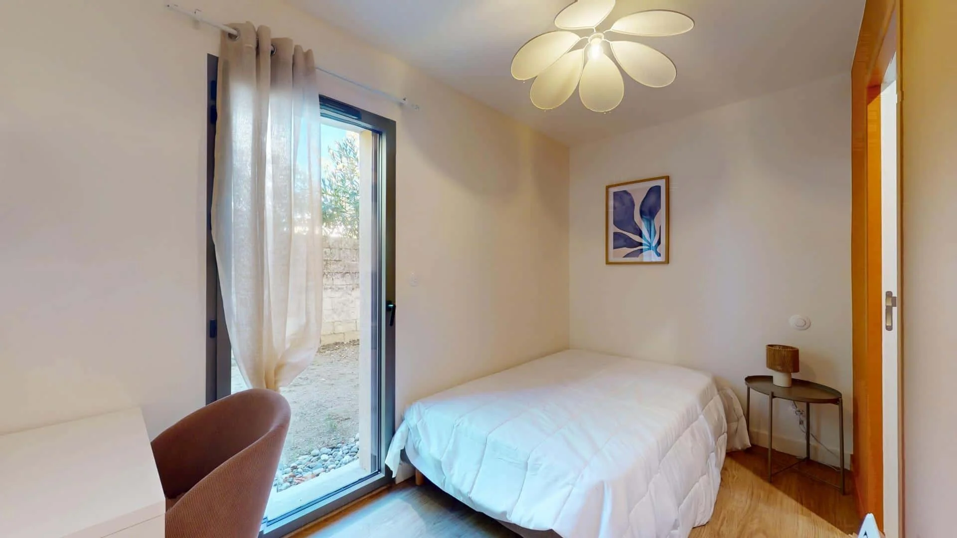 Bright and airy student room with easy university access in 