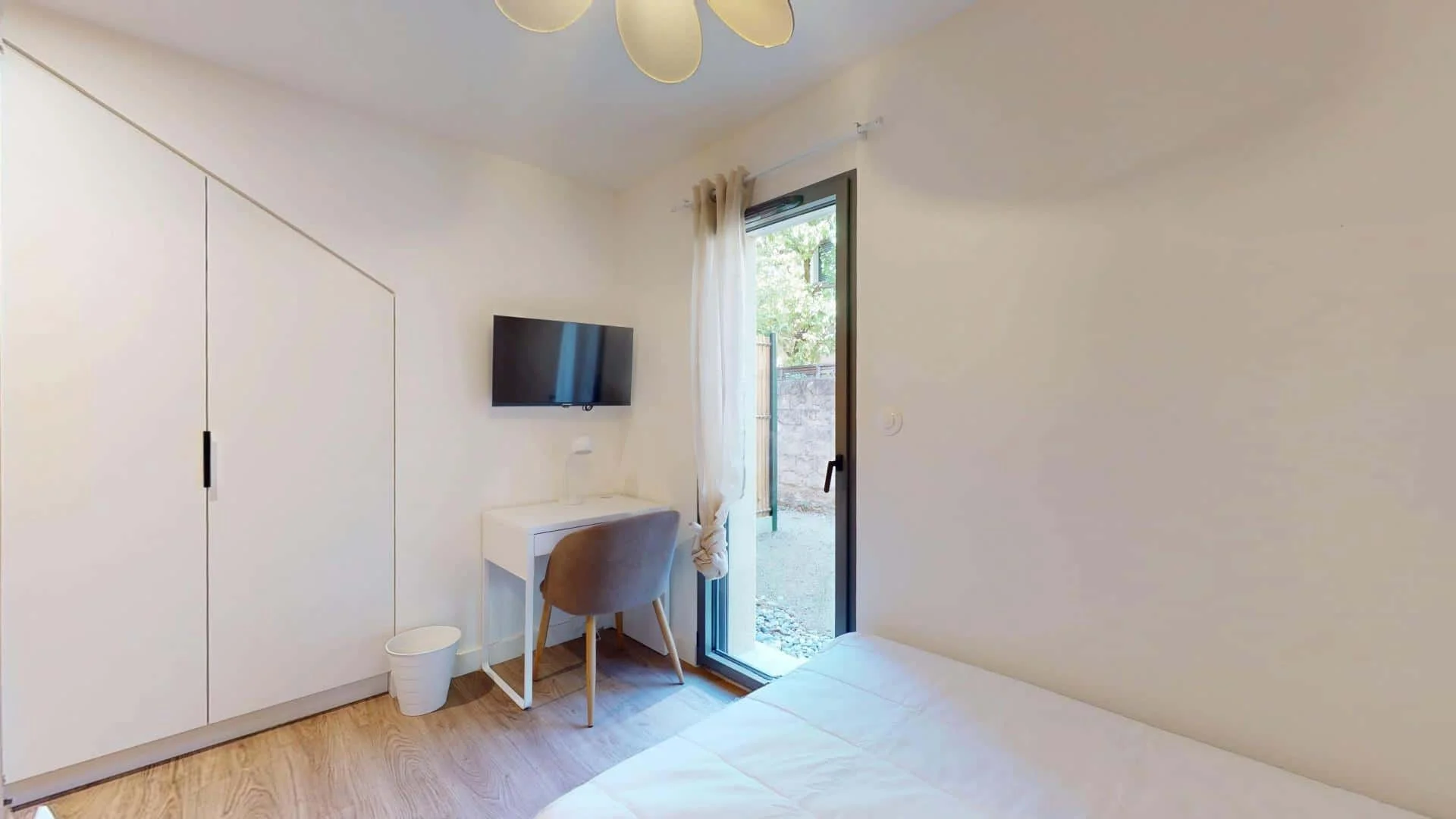 Student-friendly room in  with modern amenities