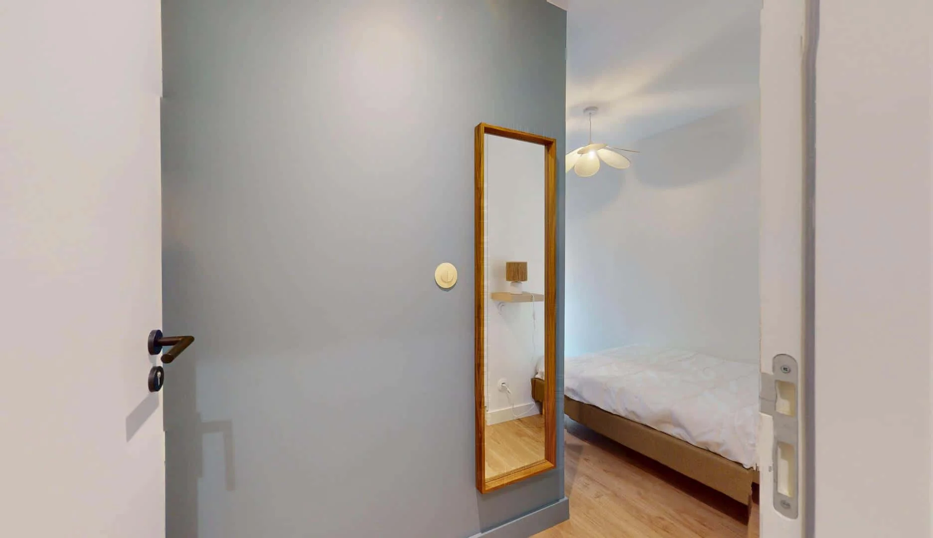 Bright and airy student room with easy university access in 