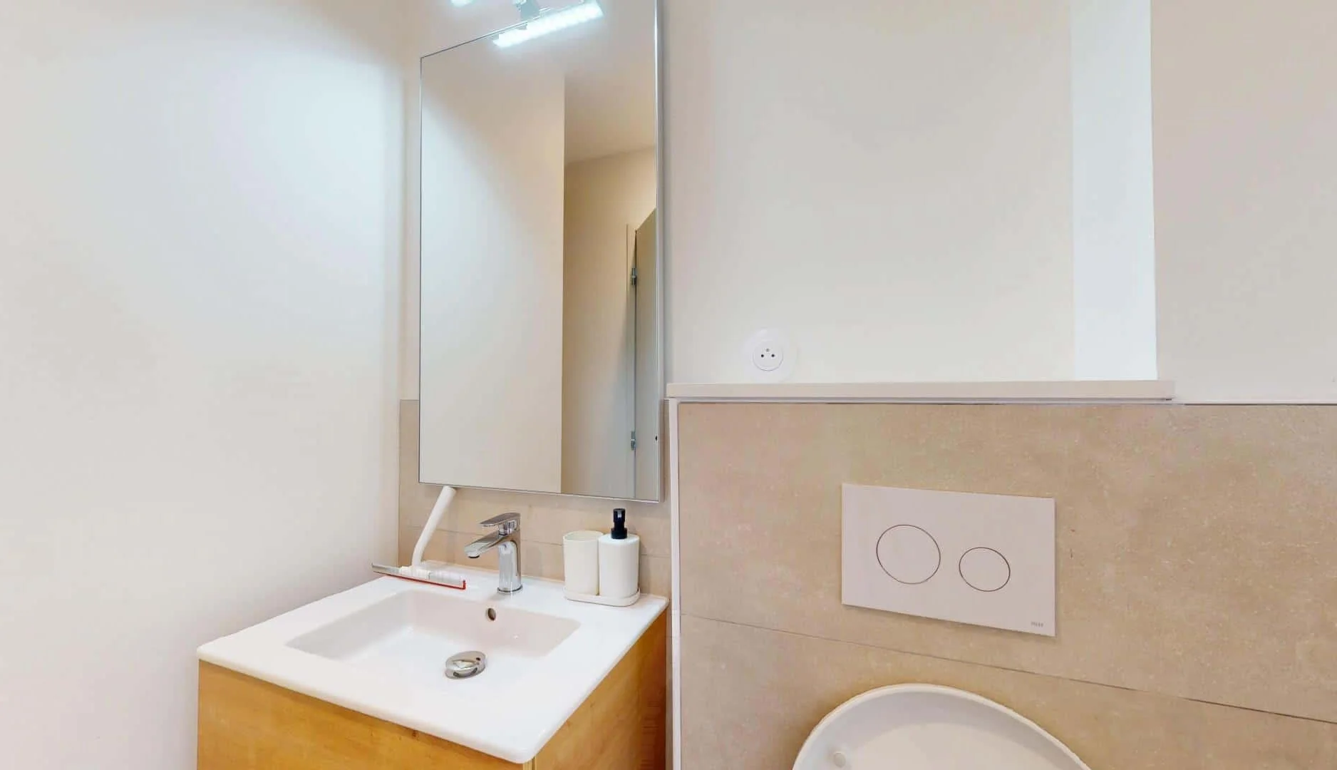 Affordable room for students with ample lighting in 