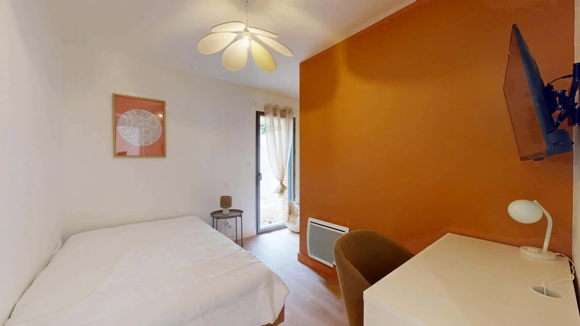 Comfortable and spacious student room in 