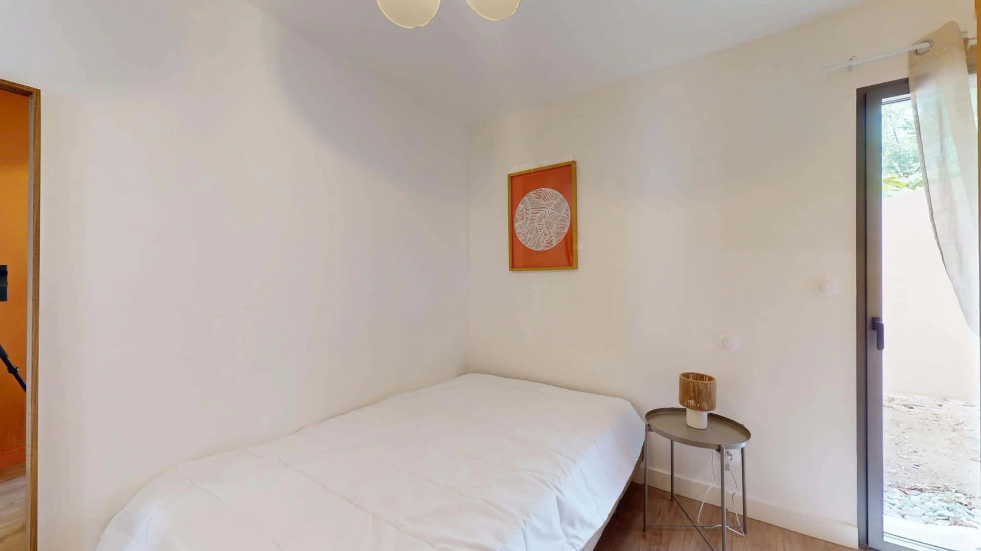 Student-friendly room in  with modern amenities