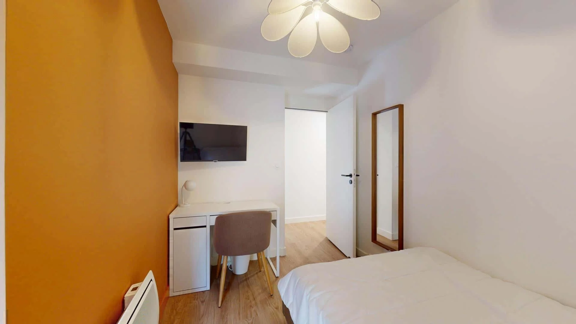 Comfortable and spacious student room in 