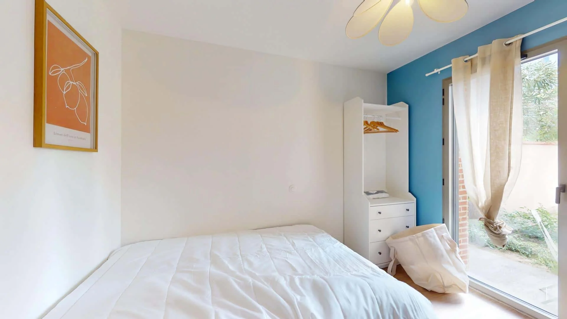Bright and airy student room with easy university access in 