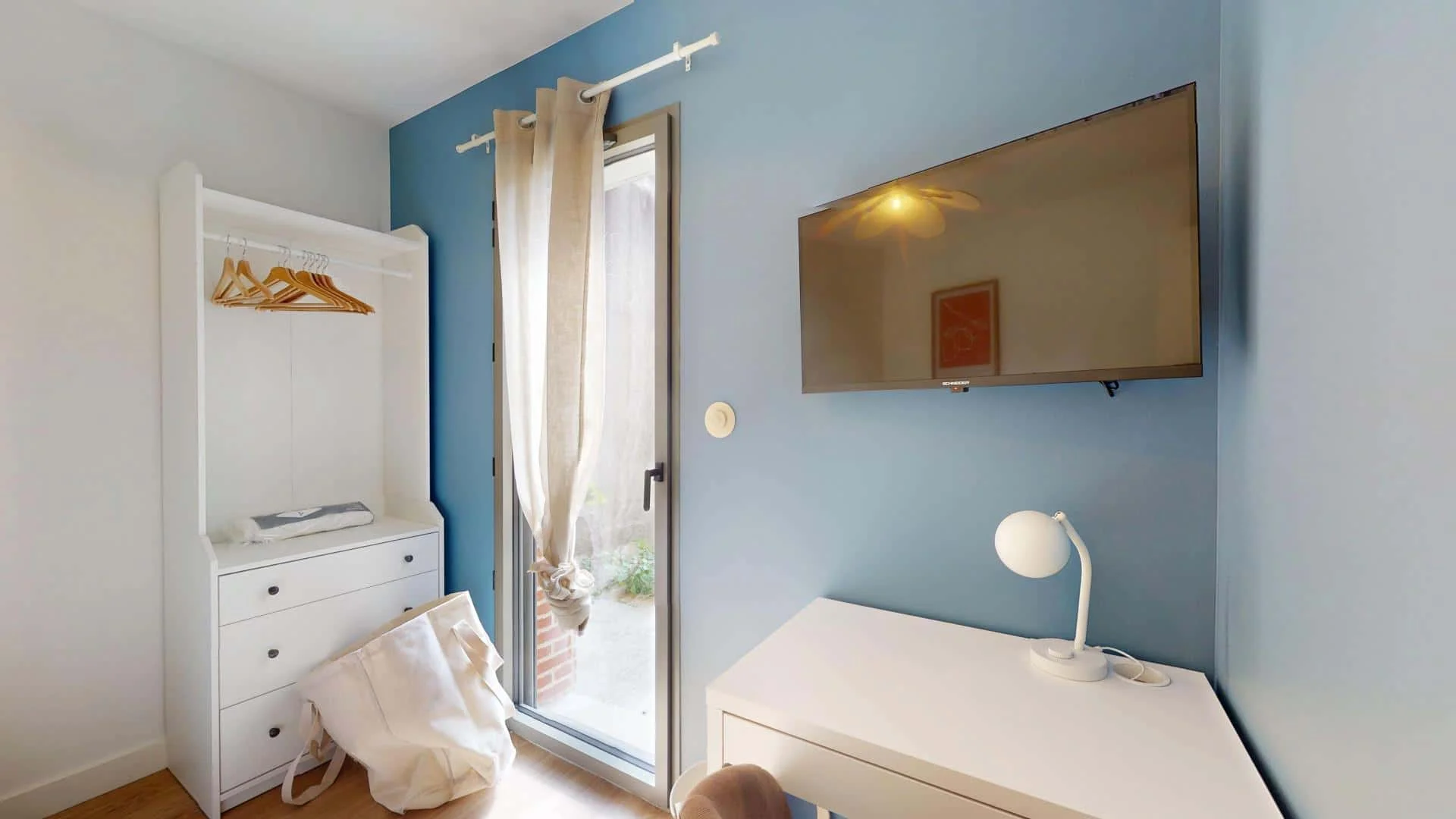 Bright and airy student room with easy university access in 