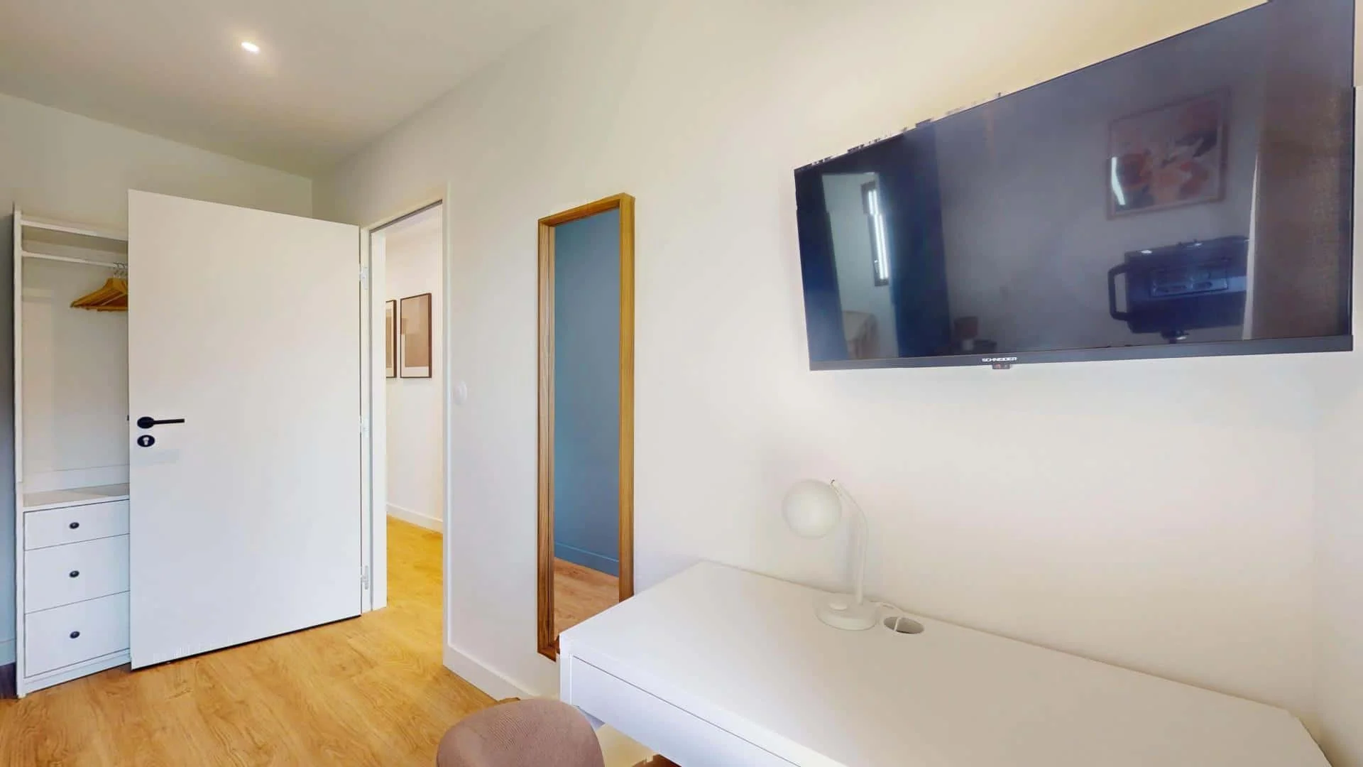Economical student room with convenient location in 