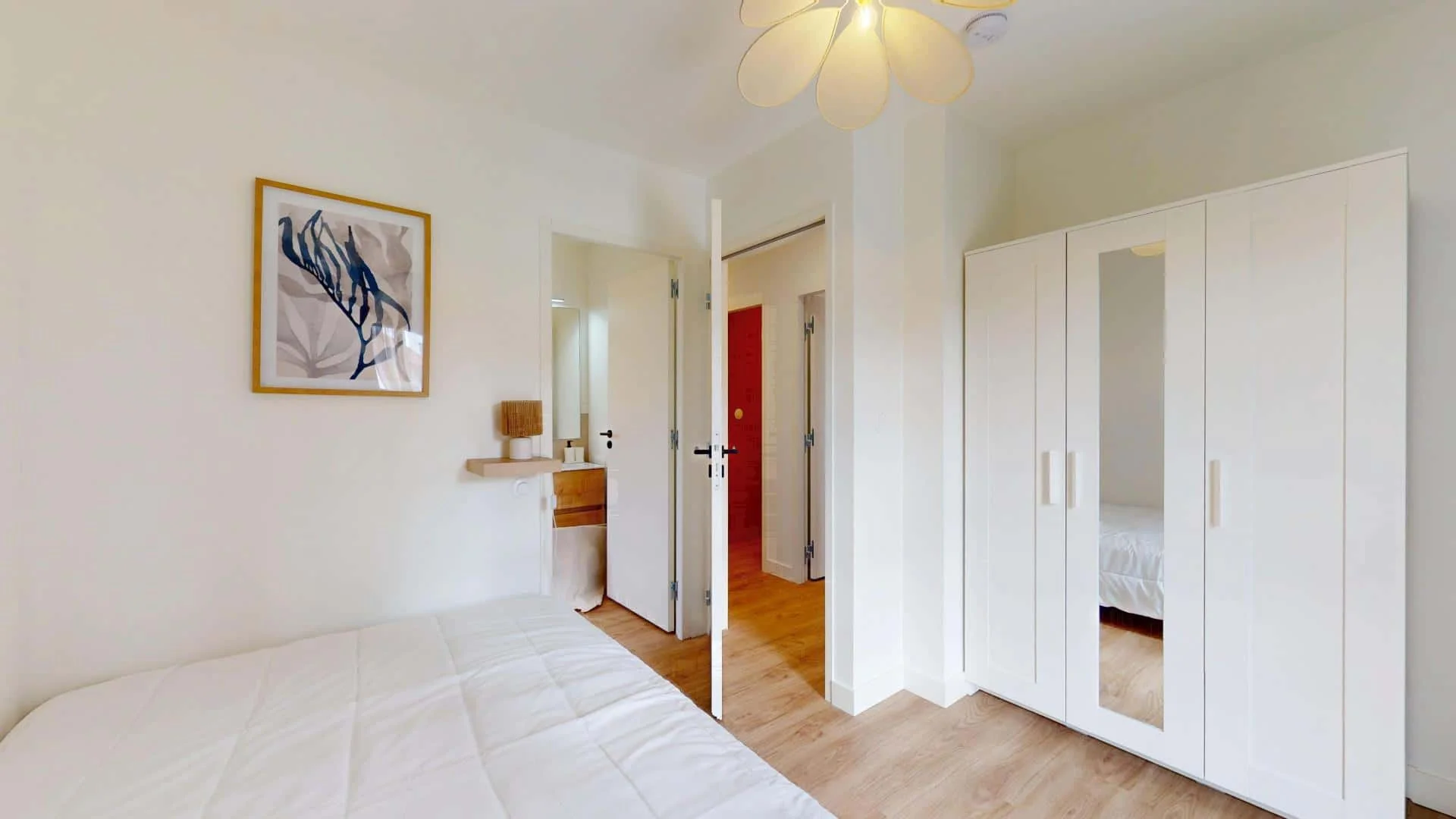 Habitación estudiantil funcional perfecta para estudiar en 