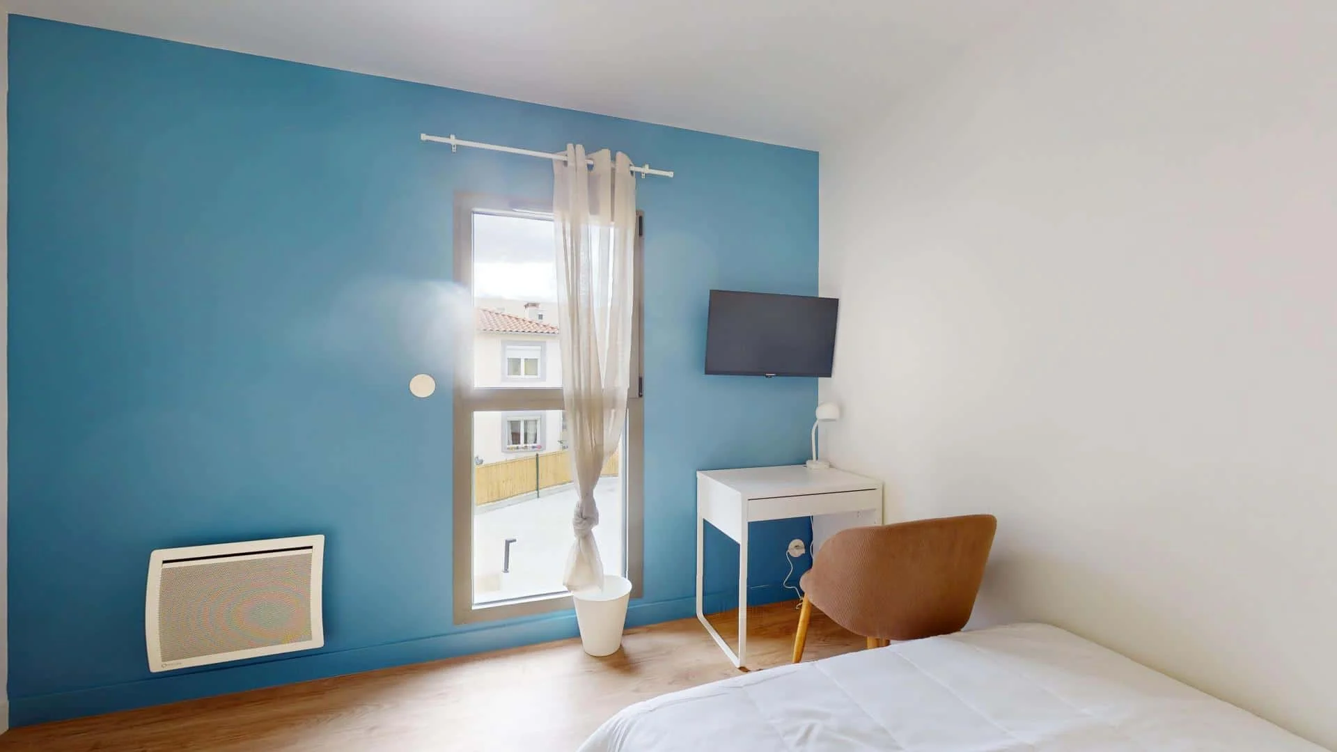 Habitación estudiantil funcional perfecta para estudiar en 