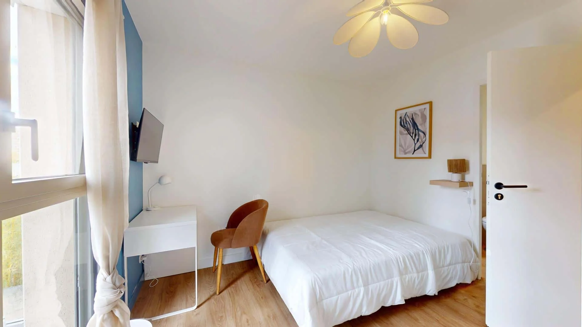 Habitación estudiantil luminosa y aireada con fácil acceso a la universidad en 