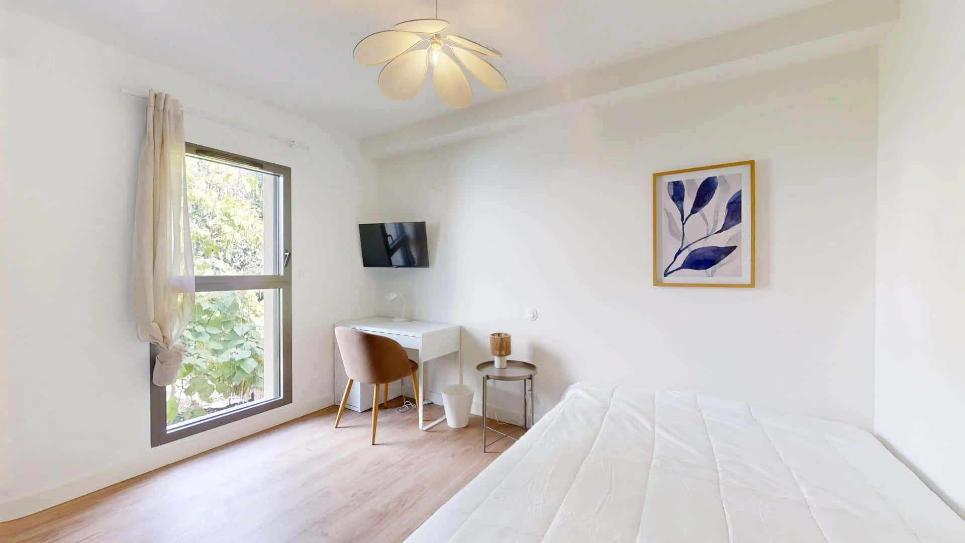 Economical student room with convenient location in 