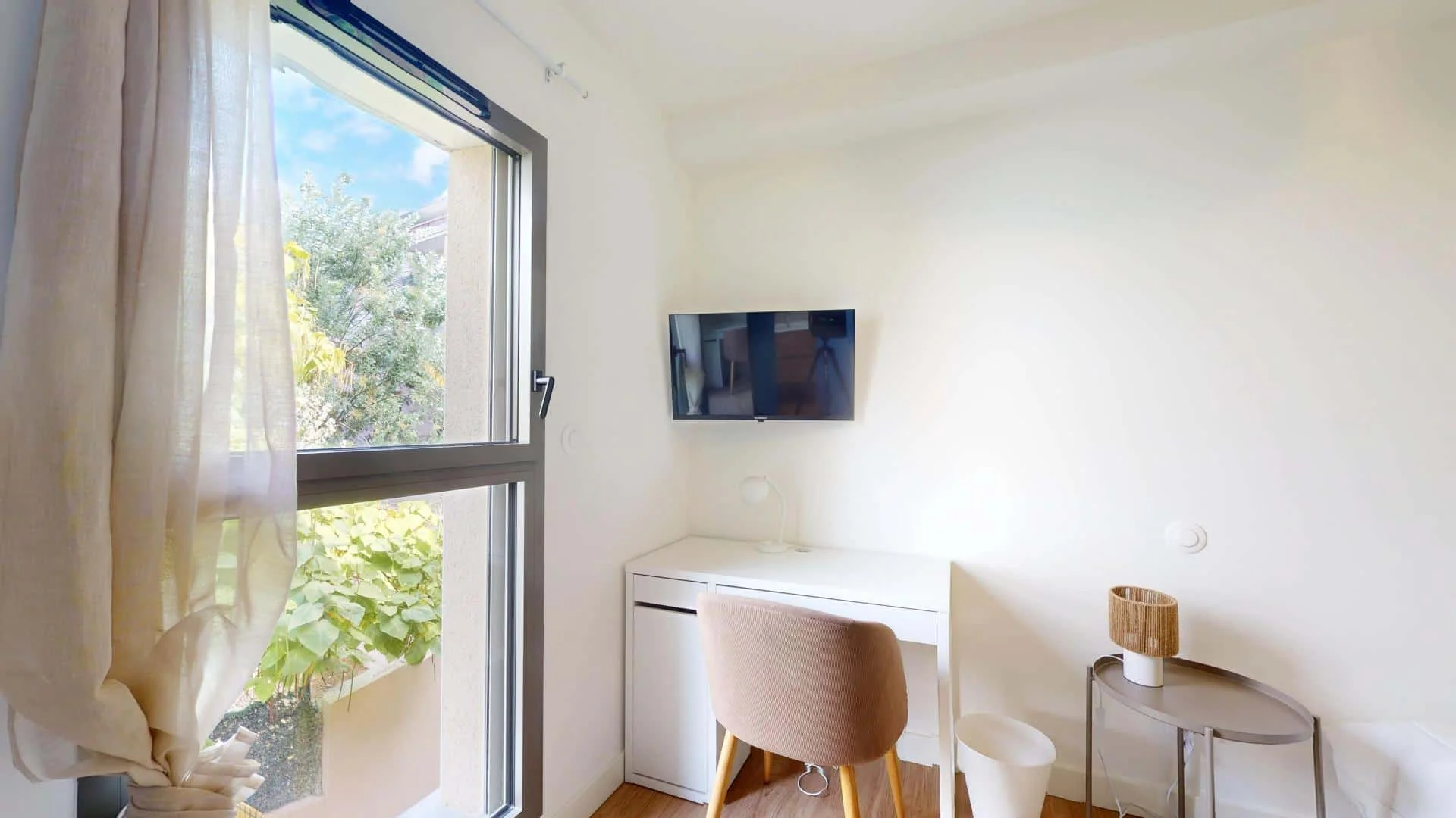 Functional student room perfect for studying in 