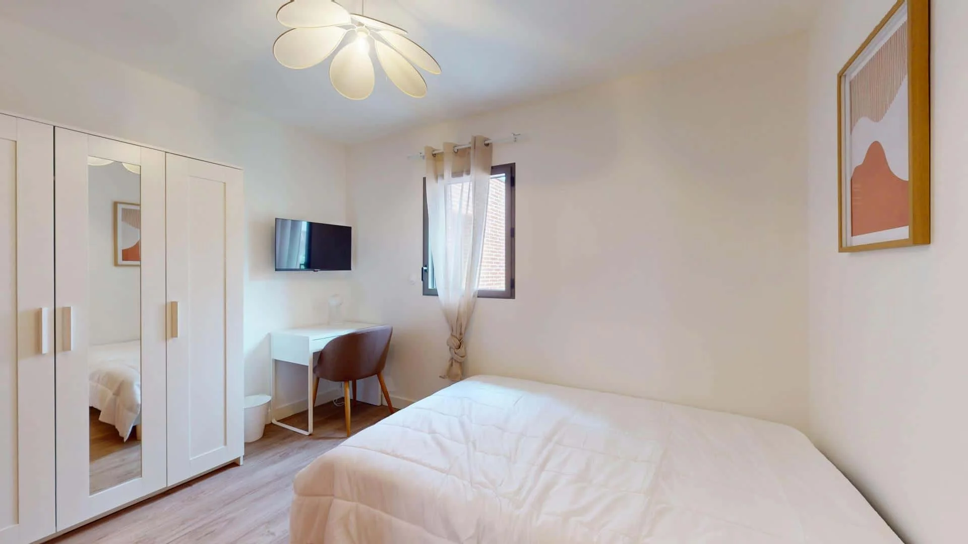Economical student room with convenient location in 