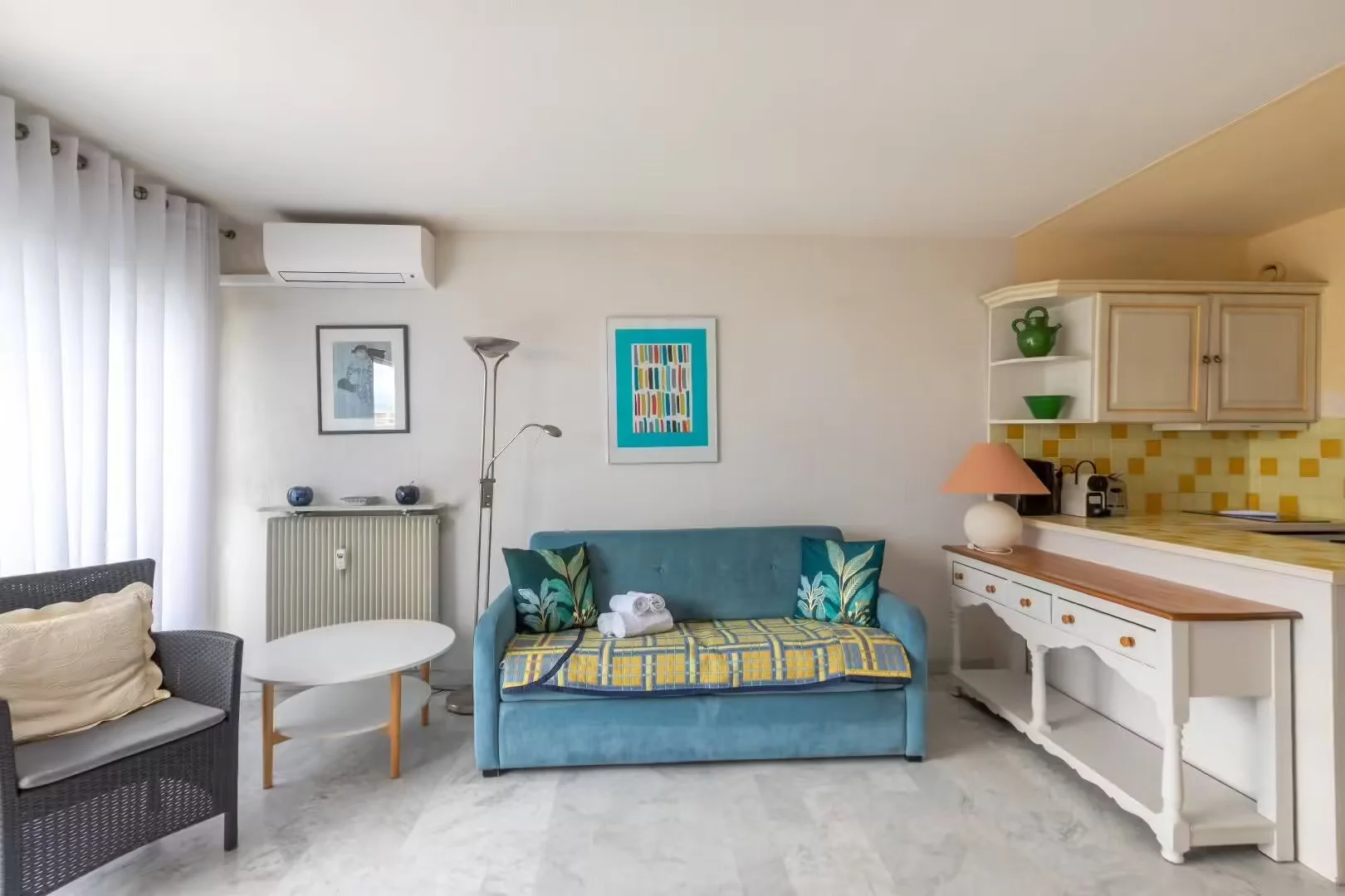Quarto de estudante em  com área de estudo e instalações partilhadas