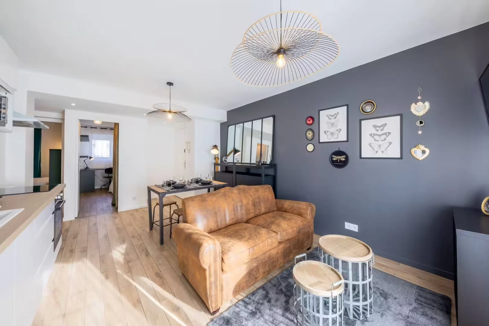 Habitación estudiantil funcional perfecta para estudiar en 