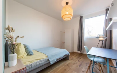 Zimmer mit Doppelbett zu vermieten {area}