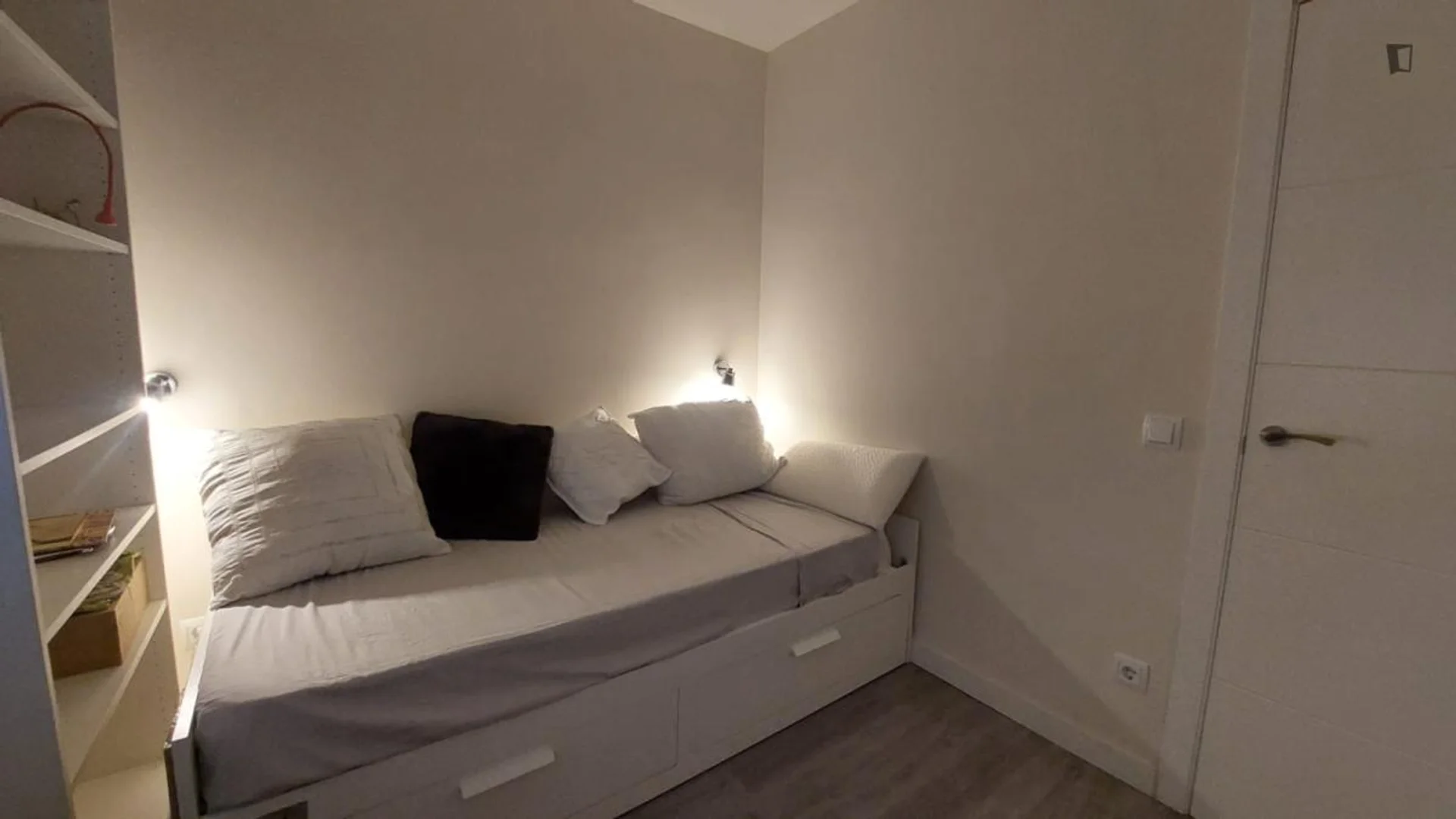 Quarto de estudante em  com área de estudo e instalações partilhadas