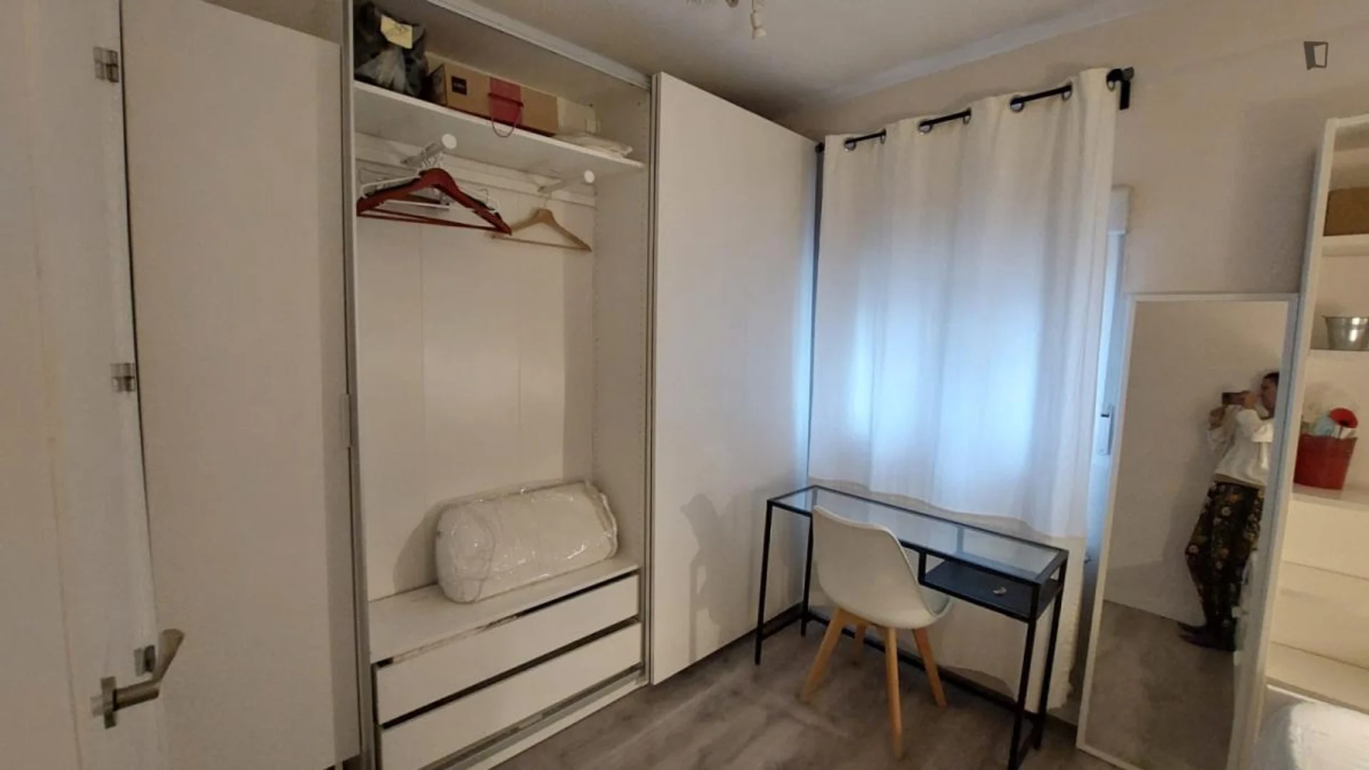 Quarto de estudante económico perto do campus em 